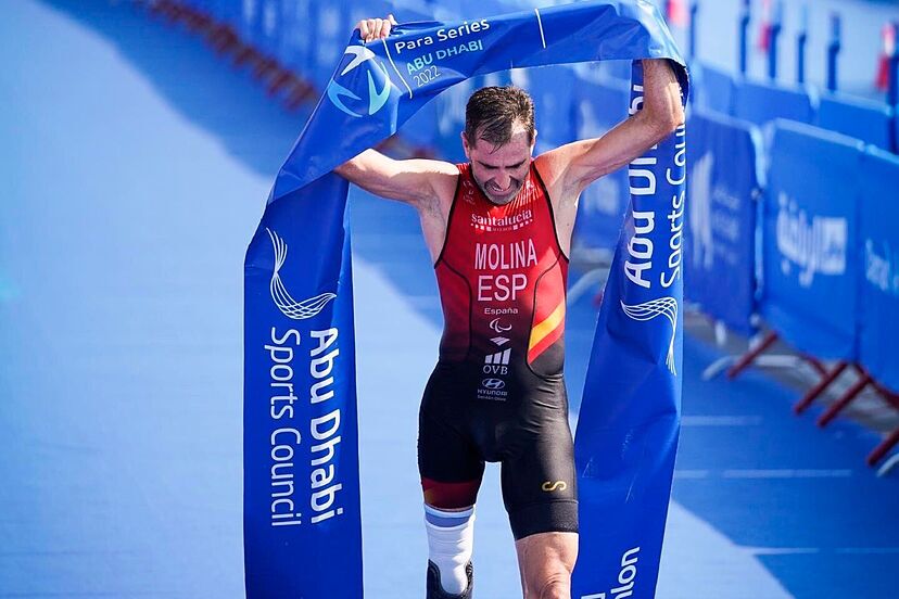 triatleta paralímpico Dani Molina ganando una competencia.