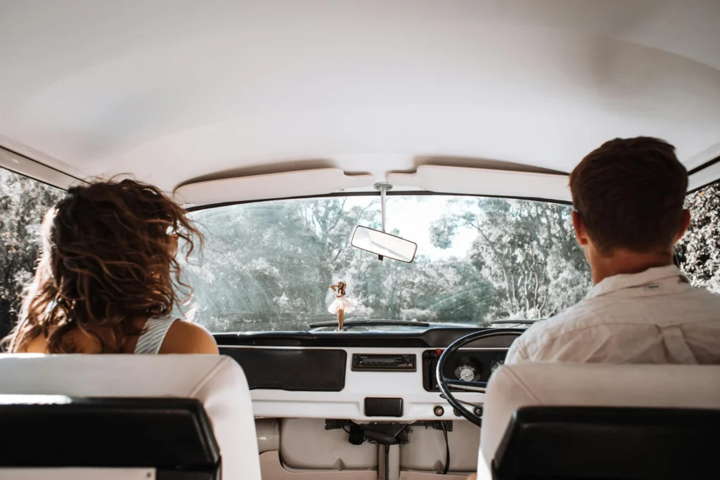 personas en auto