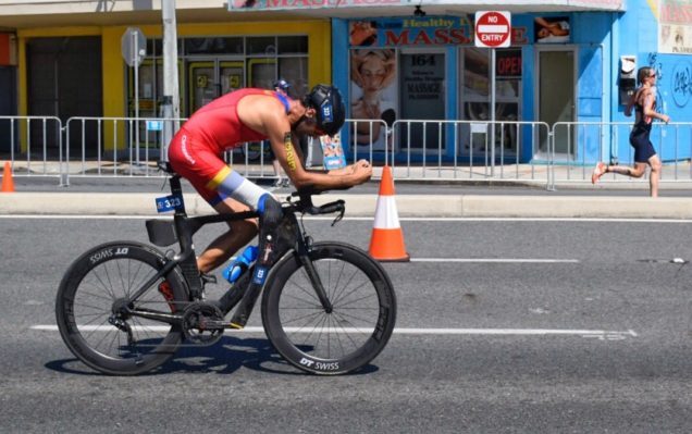 triatleta paralímpico Dani Molina sobre su bicicleta.