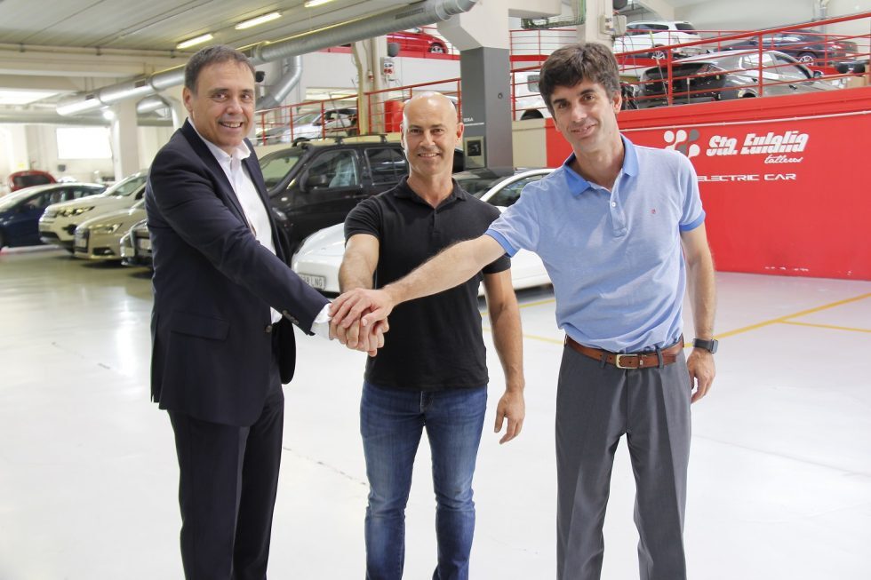 tres personas juntando sus manos.