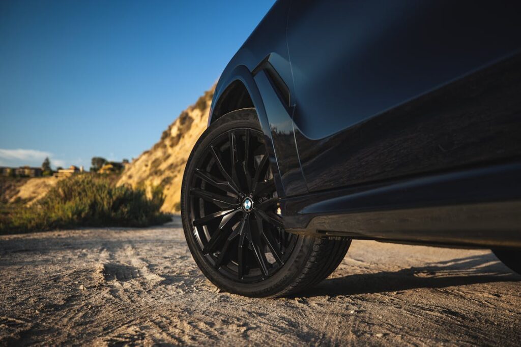 Llanta de automovil, color negro.