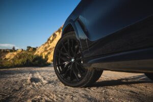 Llanta de automovil, color negro.