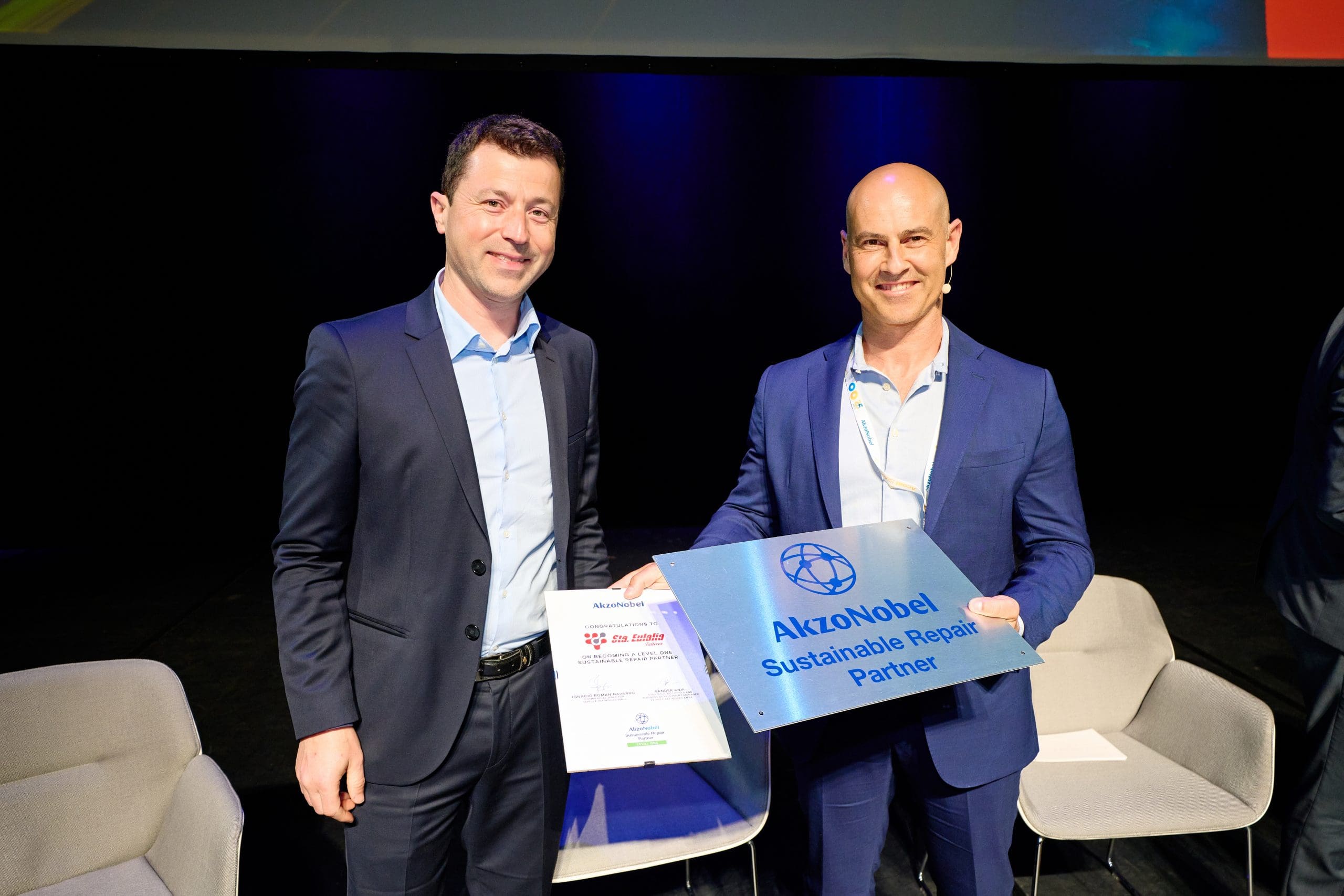 Dos representantes con el reconocimiento de AkzoNobel