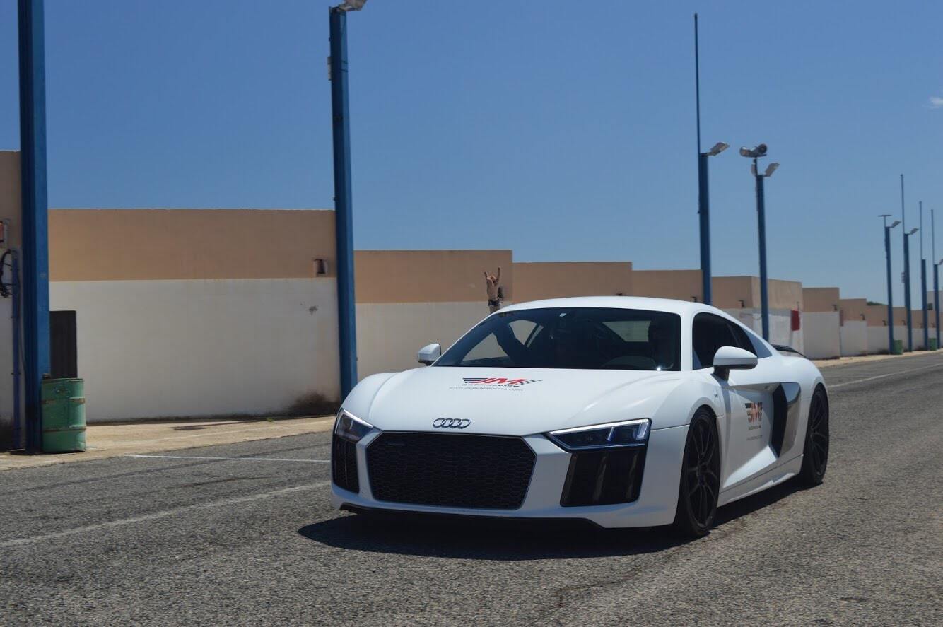 Automovil blanco sobre la carretera.